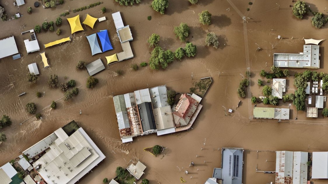 被洪水淹没的几栋房屋和建筑物的鸟瞰图ater